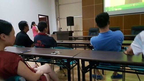 质检部管彩萍针对照片中出现的问题进行讲解中 质检部管彩萍针对照片中出现的问题进行讲解中