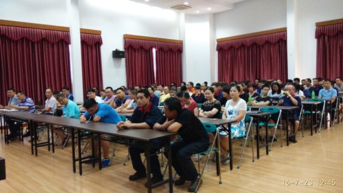 全体员工参加会议中 全体员工参加会议中