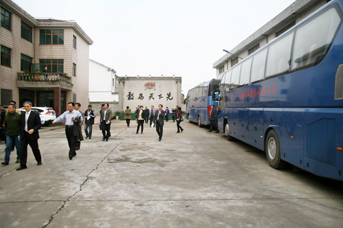 领导、^们抵达先锋干燥厂区 领导、^们抵达先锋干燥厂区