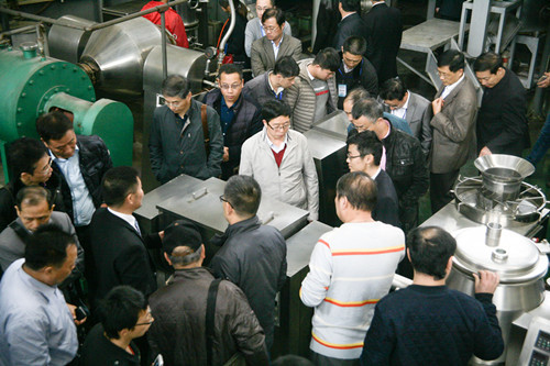 行业领导及^们正在参观设备2 行业领导及^们正在参观设备2