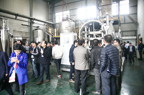 行业领导及^们正在参观设备1 行业领导及^们正在参观设备1