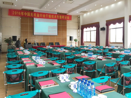 会场前布置横平竖直一丝不苟 会场前布置横平竖直一丝不苟