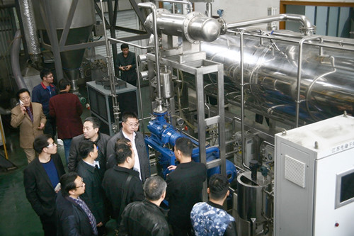 销售代表正在介绍真空带式干燥机 销售代表正在介绍真空带式干燥机