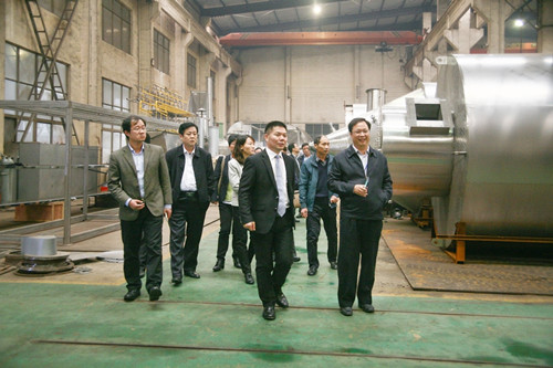 总经理查协芳与参会领导、^们参观生产车间 总经理查协芳与参会领导、^们参观生产车间