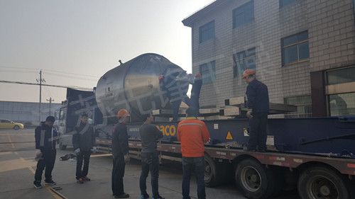 发货人员正在组织装运韩国的喷雾干燥机 发货人员正在组织装运韩国的喷雾干燥机