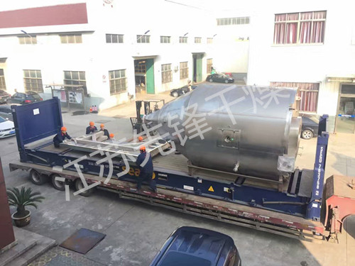 发货人员正在组织装运韩国喷雾干燥机 发货人员正在组织装运韩国喷雾干燥机