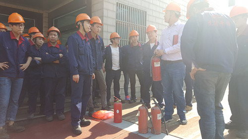 生产部副总魏志刚给大家讲解灭火知识 生产部副总魏志刚给大家讲解灭火知识