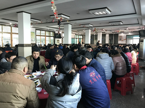 先锋全体员工齐聚餐厅吃年夜饭3 先锋全体员工齐聚餐厅吃年夜饭3